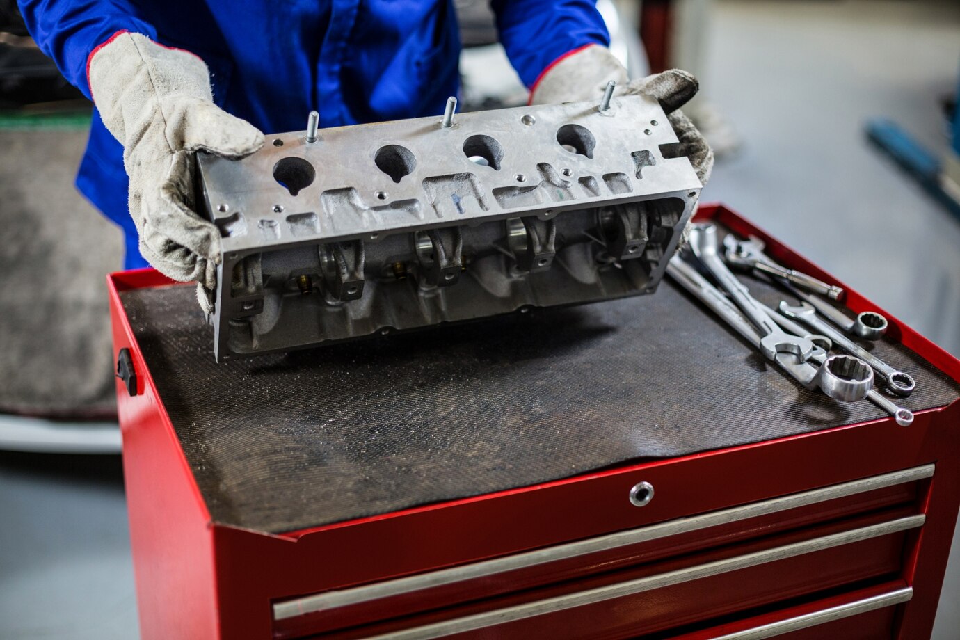 hands mechanic checking car parts_1170 1170