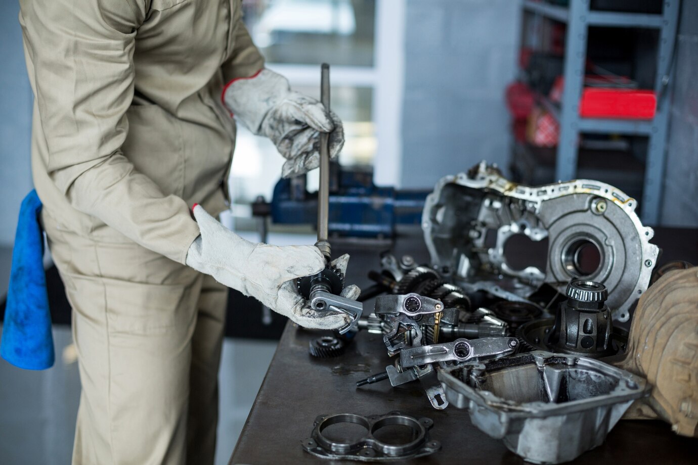 mechanic checking car parts_1170 1347