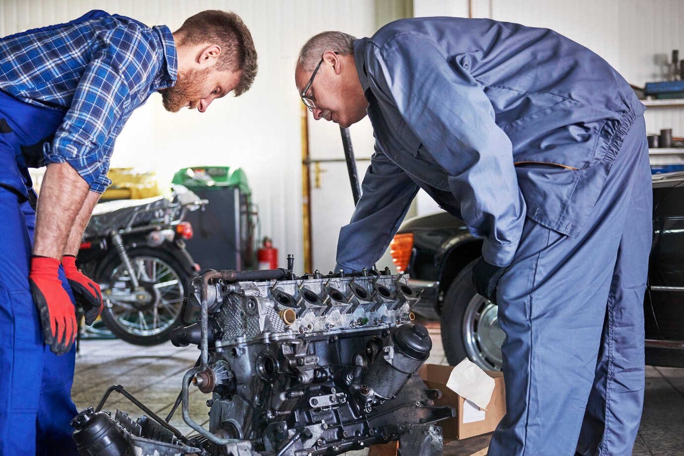 mechanics repairing car workshop_329181 11800